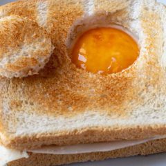 presentacion-principal-del-sandwich-de-jamon-y-queso-con-huevo-frito