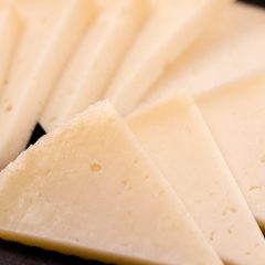 queso-manchego-cortado-presentado